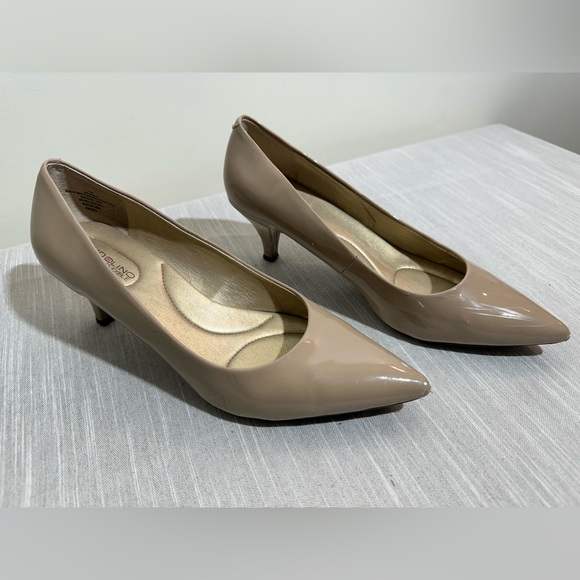 Bandolino Pumps, women's size 7.5 - Picture 2 of 6